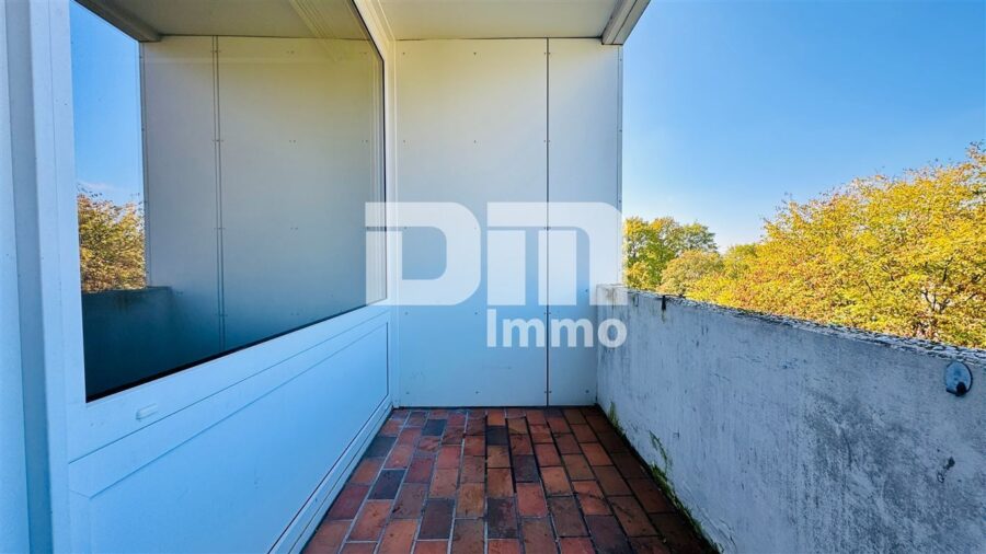 Gepflegte Dreizimmerwohnung mit Loggia in idyllischer Ortsrandlage /Campusnähe - Balkon